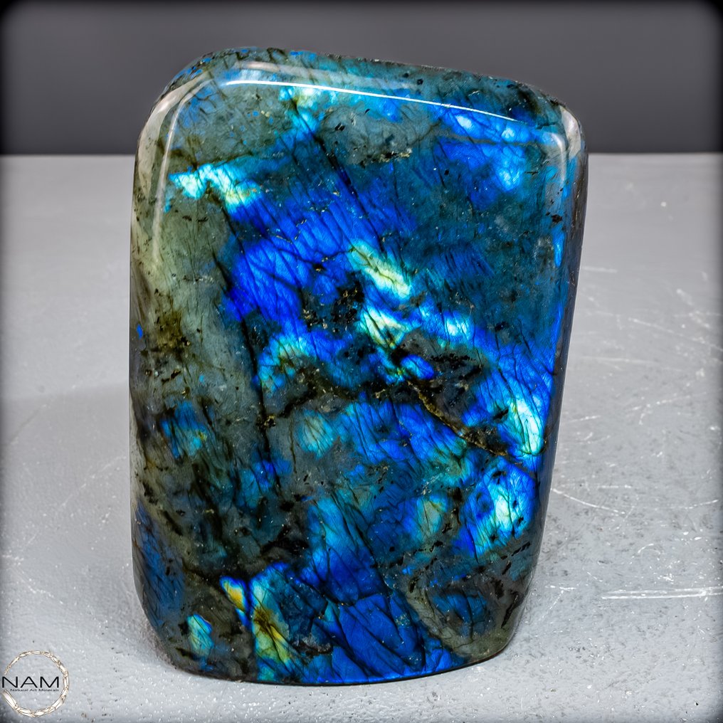 Fascinante forma libera di labradorite da Madagascar – Un gioco di luce e magia- 1307.26 g #1.0