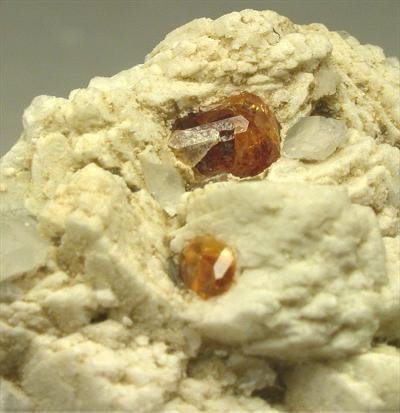 Spessartyn Kryształy na matrixie - Wysokość: 5 cm - Szerokość: 4 cm- 150 g - (1) #1.0