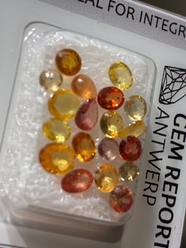 Utan reservationspris - 19 pcs Orange, Gul Safir - 4.15 ct - Gem Report Antwerpen (GRA) #2.1
