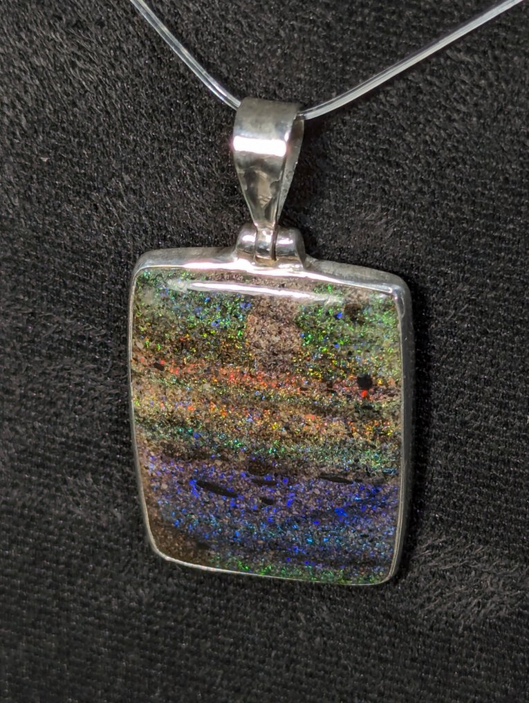 惊艳的925银吊坠，配以来自澳大利亚的天然安达穆卡欧泊，展现出强烈的色彩变化。 - 吊坠 #4.3