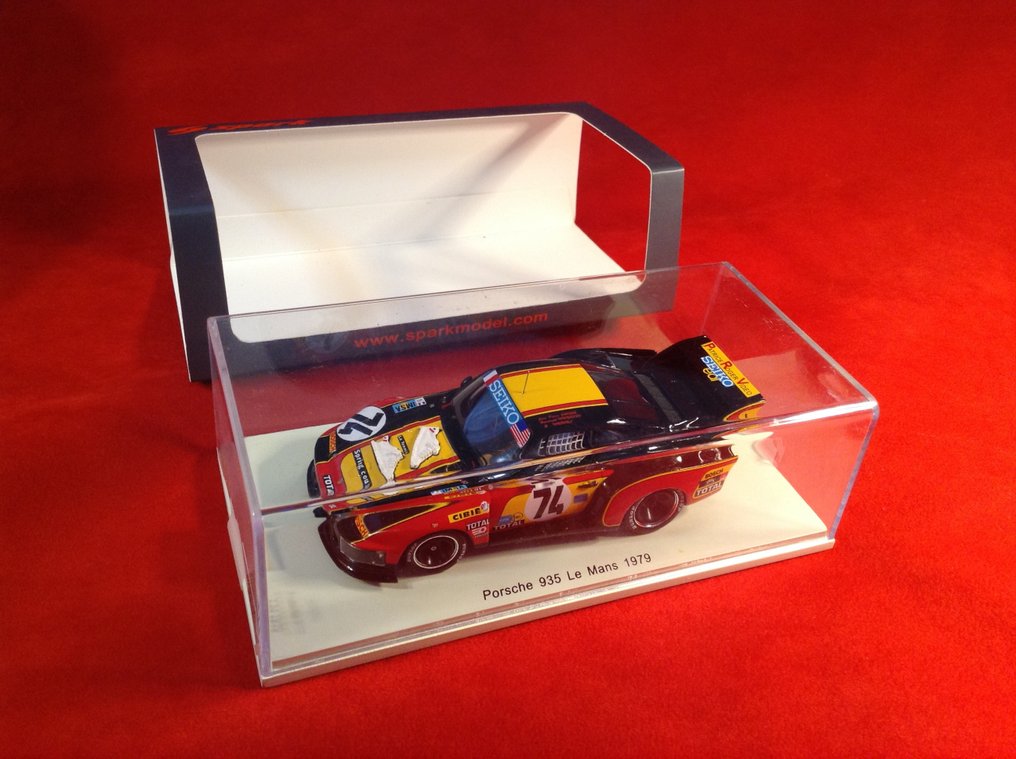 Spark 1:43 - Miniatura de carro de corrida - ref. #S5093 Porsche 935 IMSA "Tennis Spring Court" Team Jarier Le Mans 1979 #74 - Qualidade excelente - edição limitada - difícil de encontrar hoje - com tênis de tênis em relevo. #1.0