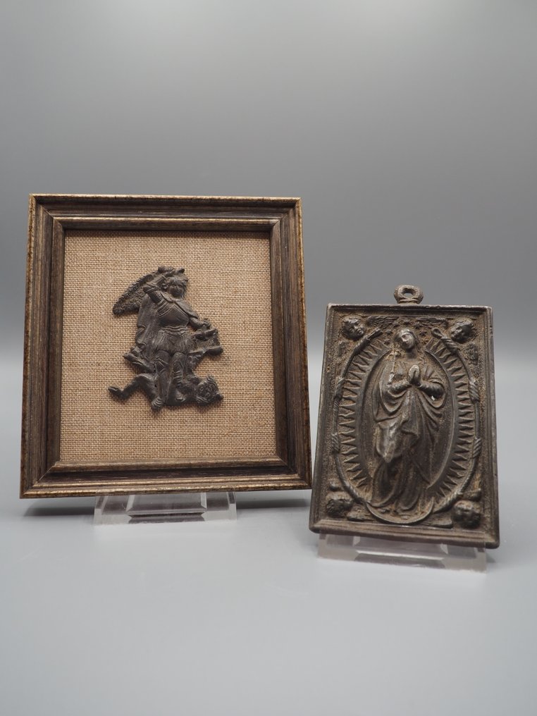 Ανάγλυφο, Set of Two 17th-Century pewter Plaques — St. Michael Psychostasis & The Madonna - 11 cm - Κασσίτερος #1.0