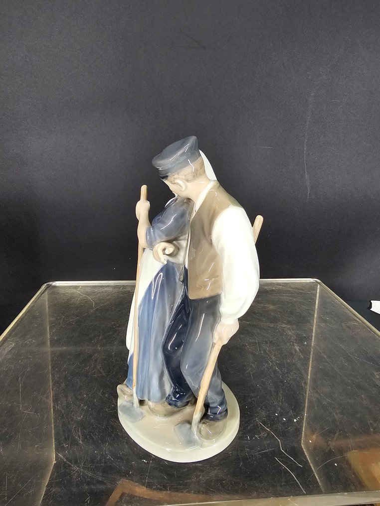 Royal Copenhagen - Αγαλματίδιο - Peasant Couple with Walking Sticks - Πορσελάνη #1.0