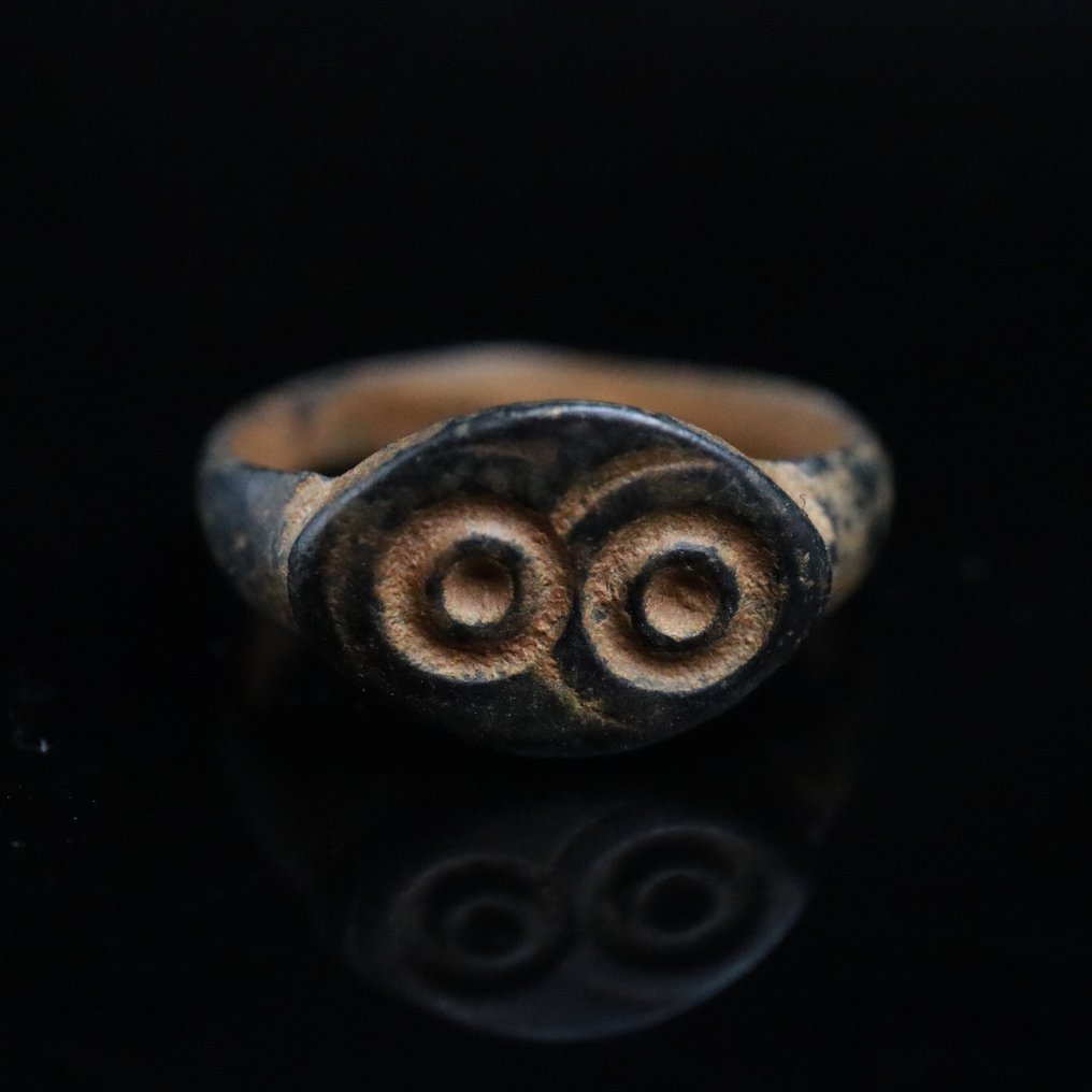 Αρχαία Ρωμαϊκή Μπρούντζος Δαχτυλίδι - Με μοτίβο διπλού κακού ματιού. (χωρίς τιμή ασφαλείας) #2.1