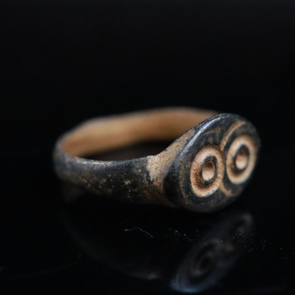 Αρχαία Ρωμαϊκή Μπρούντζος Δαχτυλίδι - Με μοτίβο διπλού κακού ματιού. (χωρίς τιμή ασφαλείας) #3.2