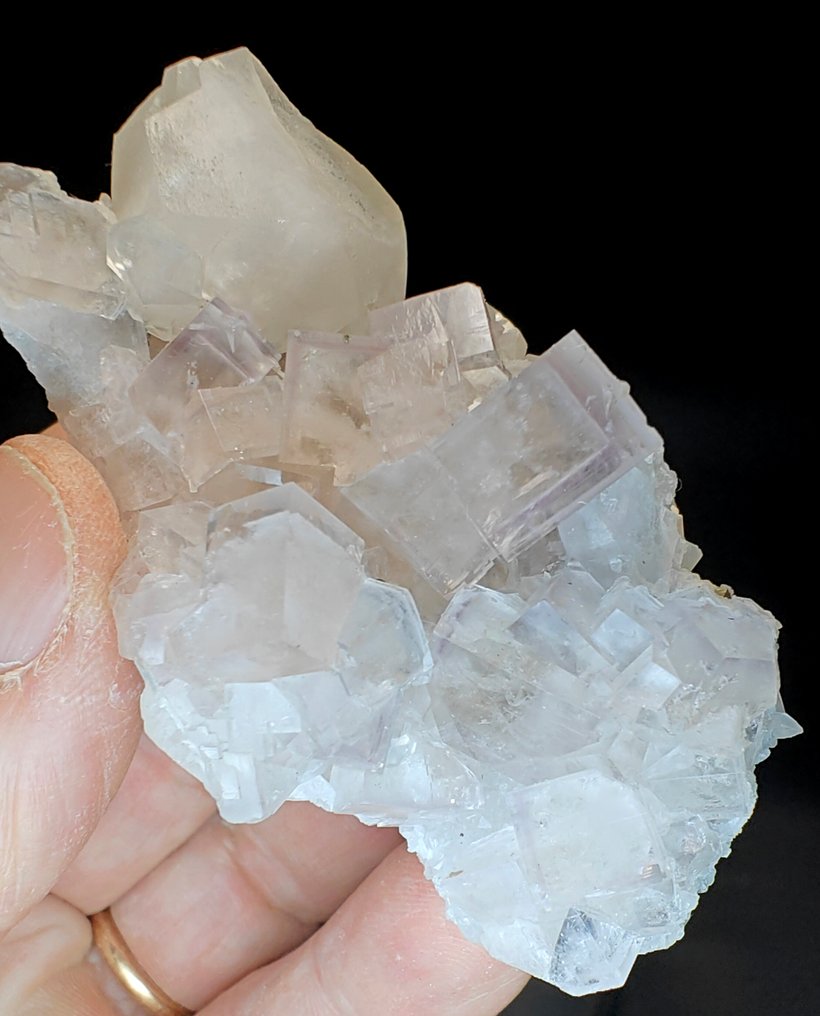 Φθορίτης Ασβεστίτης Διαφανή μωβ κυβικά κρύσταλλα φθορίζοντα - Ύψος: 8 cm - Πλάτος: 6 cm- 125 g #1.0