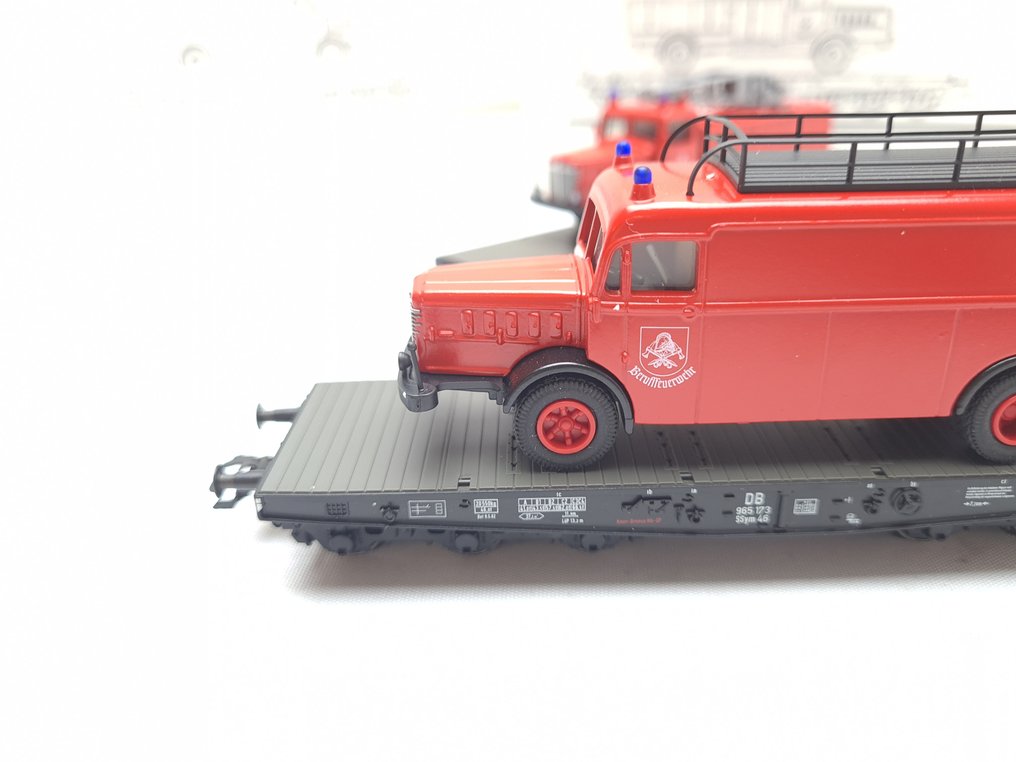 Märklin H0 - 48671/48755 - Modelltog godsvogn (2) - 2x tung lastebil med brannbiler - DB #3.2