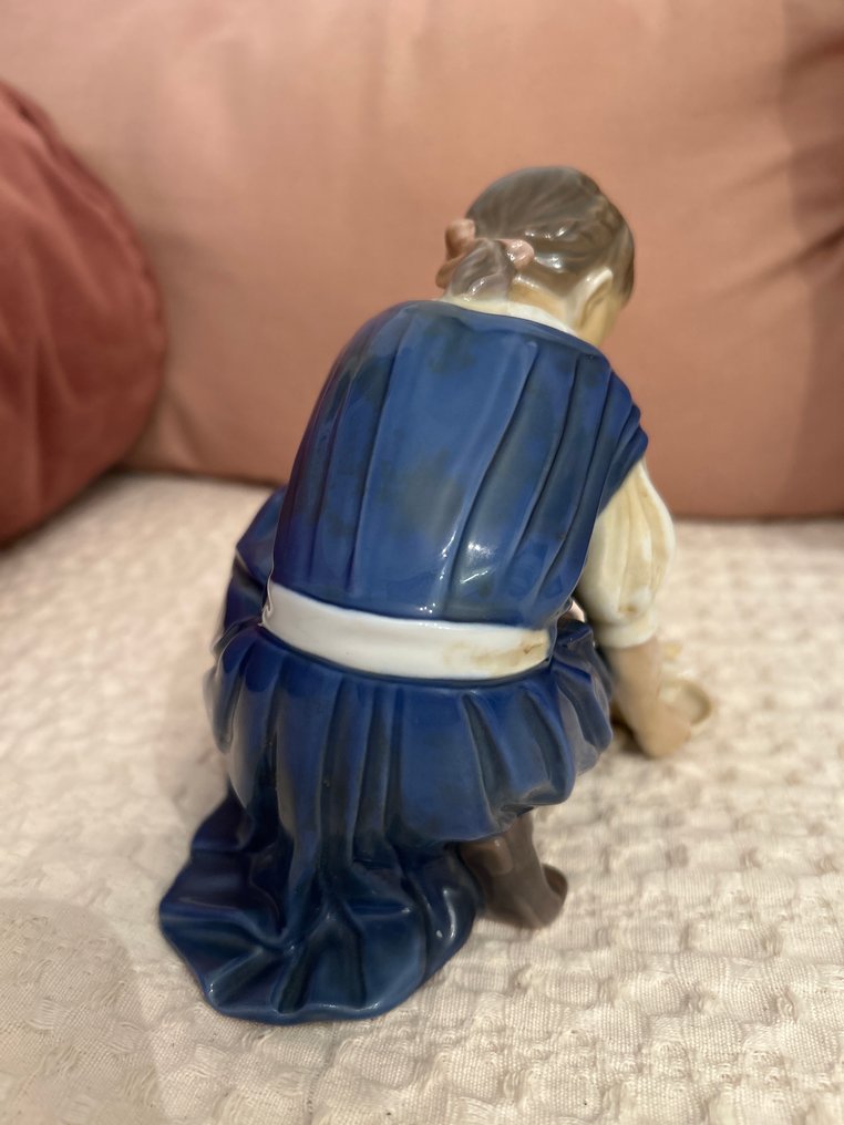 Bing & Grondahl - Figuriini - Fille donnant à manger à un chat - Posliini #2.1