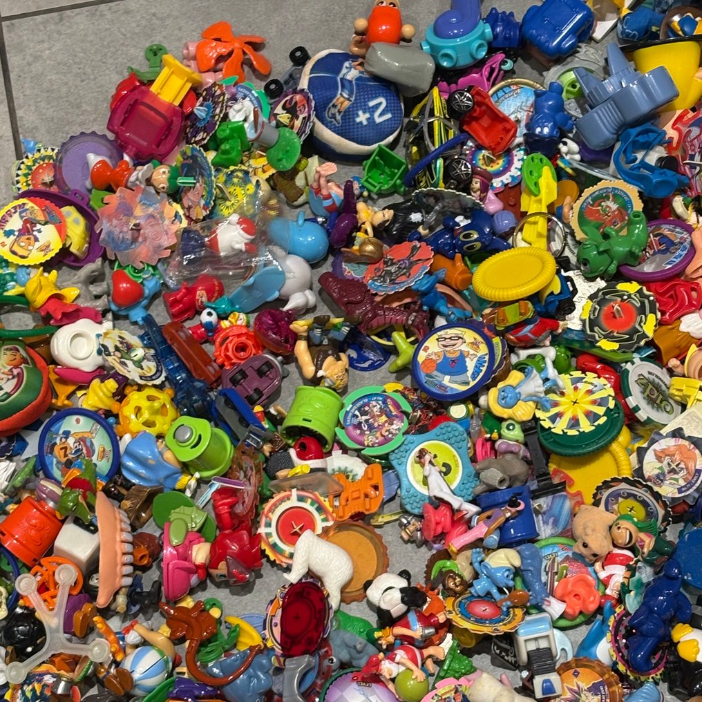 主题收藏系列 - 一大批重达2.8公斤的小玩具和人偶，主要来自著名的惊喜系列。 #3.2