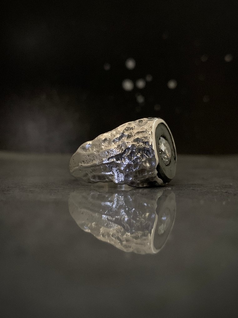 手工锻造的银质印戒，全球唯一，镶嵌陨石和钻石。 铁陨石 - 16 g #4.3