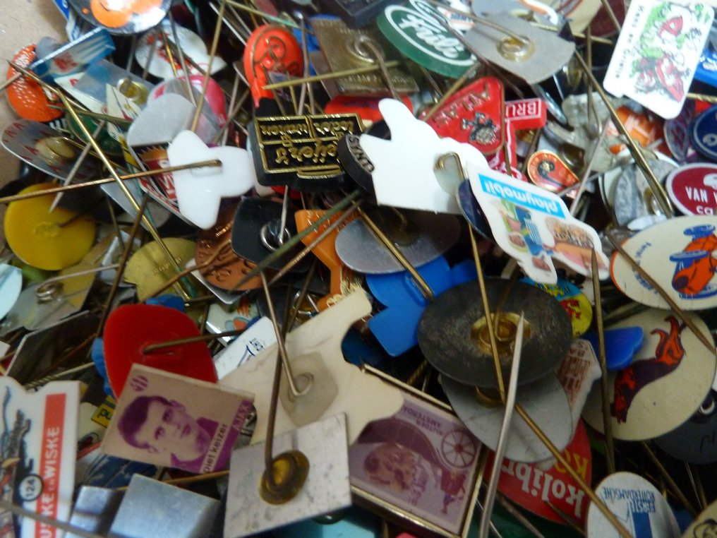 Collezione a tema - Un'altra collezione divertente di ogni tipo di spille, e questa volta ci sono più di 4500 pezzi. #2.1