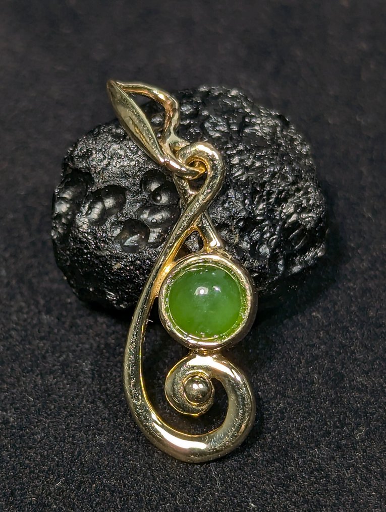 Jade - Elegáns 9 ct (375) medál jádeval, Myanmarból. - Függő #1.0