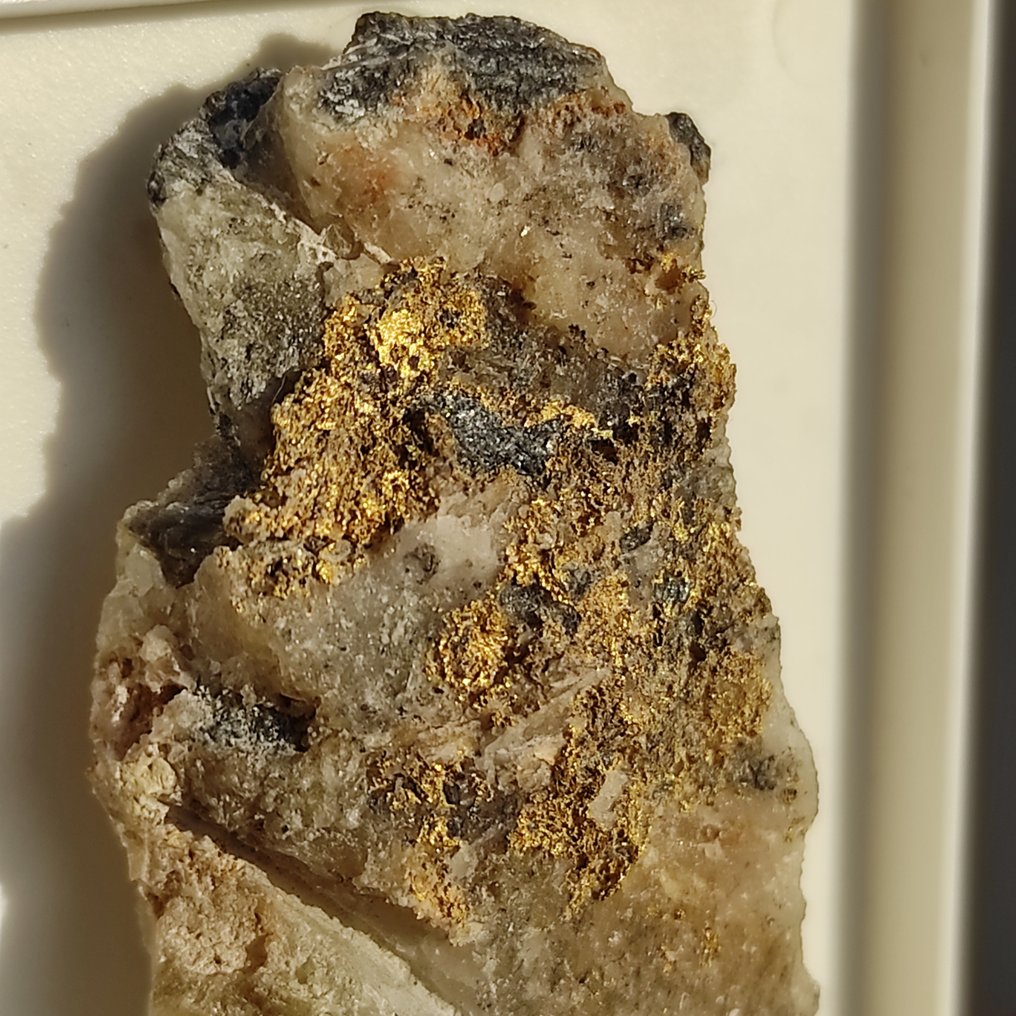 Gold Crystals on matrix - Height: 1 cm - Width: 2.5 cm- 10.41 g - (1) #4.3