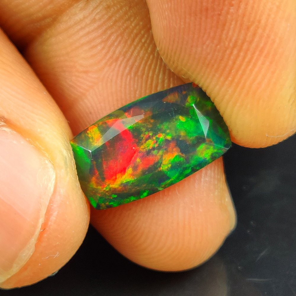 *No Reserve* 3.59 Ct Natural Black Fire Opal - Top Play Of Color Cut - Height: 14 mm - Width: 8.2 mm- 0.71 g - (1) #1.0