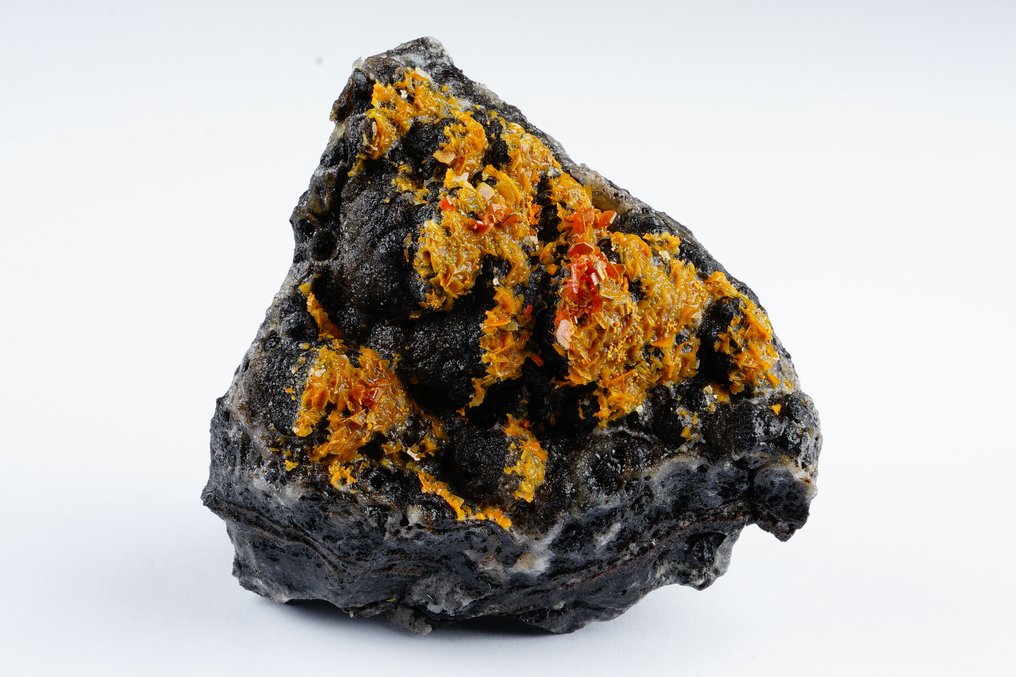 Livlige orange WULFENITE krystaller på matrix Meget æstetisk eksemplar i stor størrelse - fluorescerende. - Højde: 6.5 mm - Bredde: 6.5 mm- 196 g #4.3