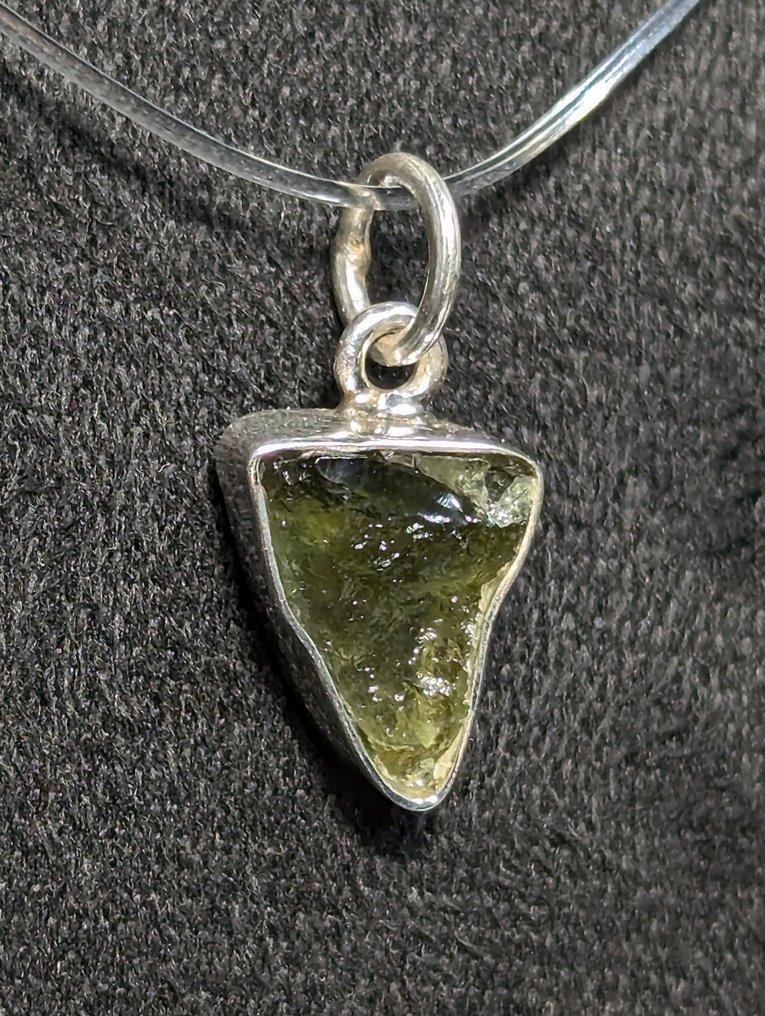 Όμορφο μενταγιόν από ασήμι 925, στολισμένο με φυσική Moldavite από την Τσεχική Δημοκρατία. - Κρεμαστό κόσμημα #1.0