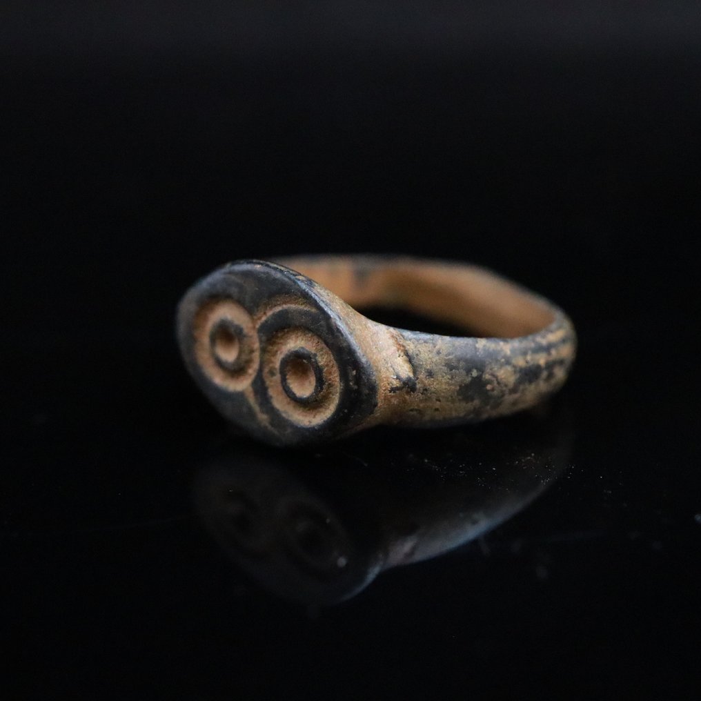 Αρχαία Ρωμαϊκή Μπρούντζος Δαχτυλίδι - Με μοτίβο διπλού κακού ματιού. (χωρίς τιμή ασφαλείας) #1.0