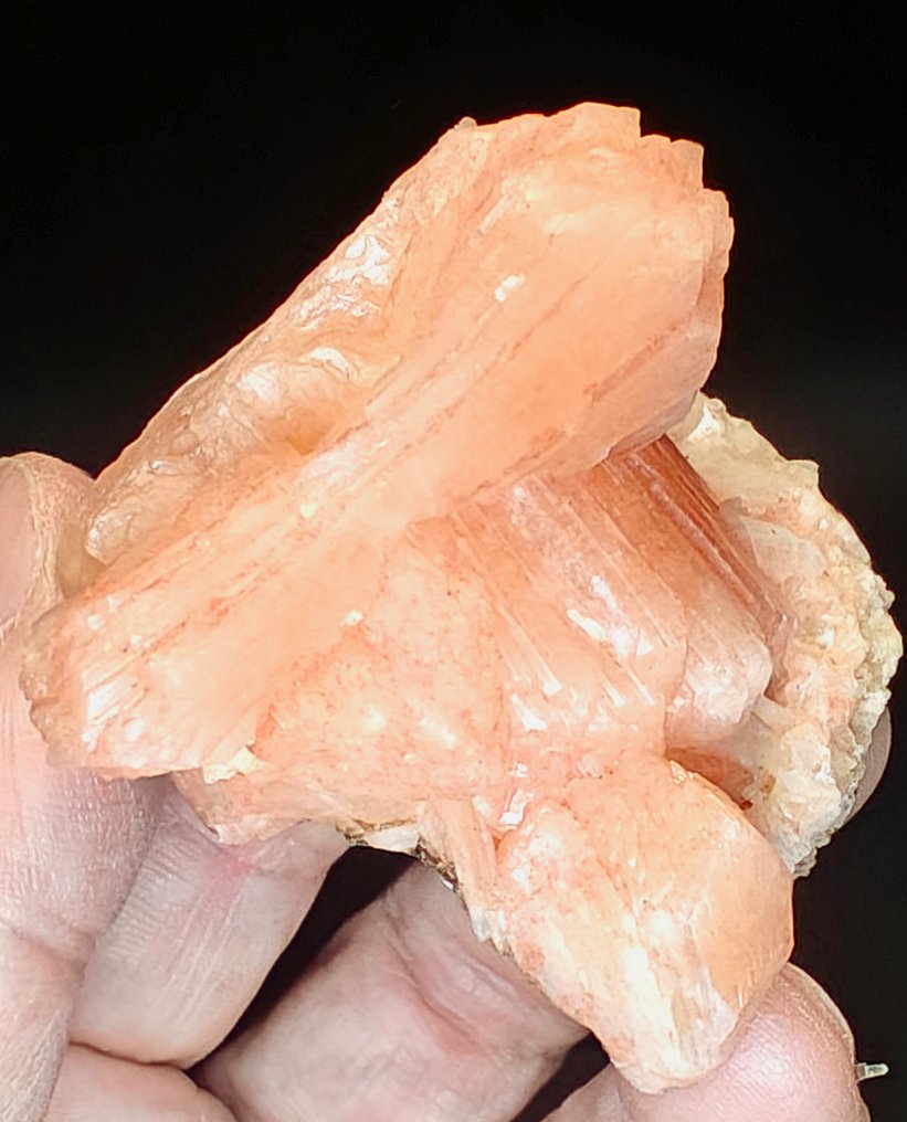 Deep color stilbite cluster - Height: 6 cm - Width: 5 cm- 98 g #3.2