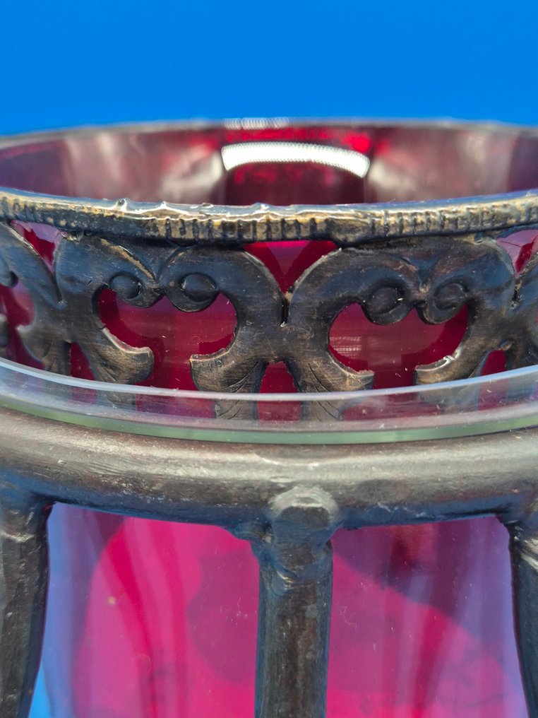 Art Nouveau Stil – Rubinroter Kerzenhalter mit durchbrochenem Metallrand und schmiedeeisernem - Kerzenhalter - Metall #3.2