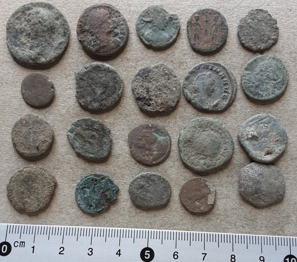 Római Birodalom Lot of 200 bronzes (#86), 3rd and 4th century  (Nincs minimálár) #2.1