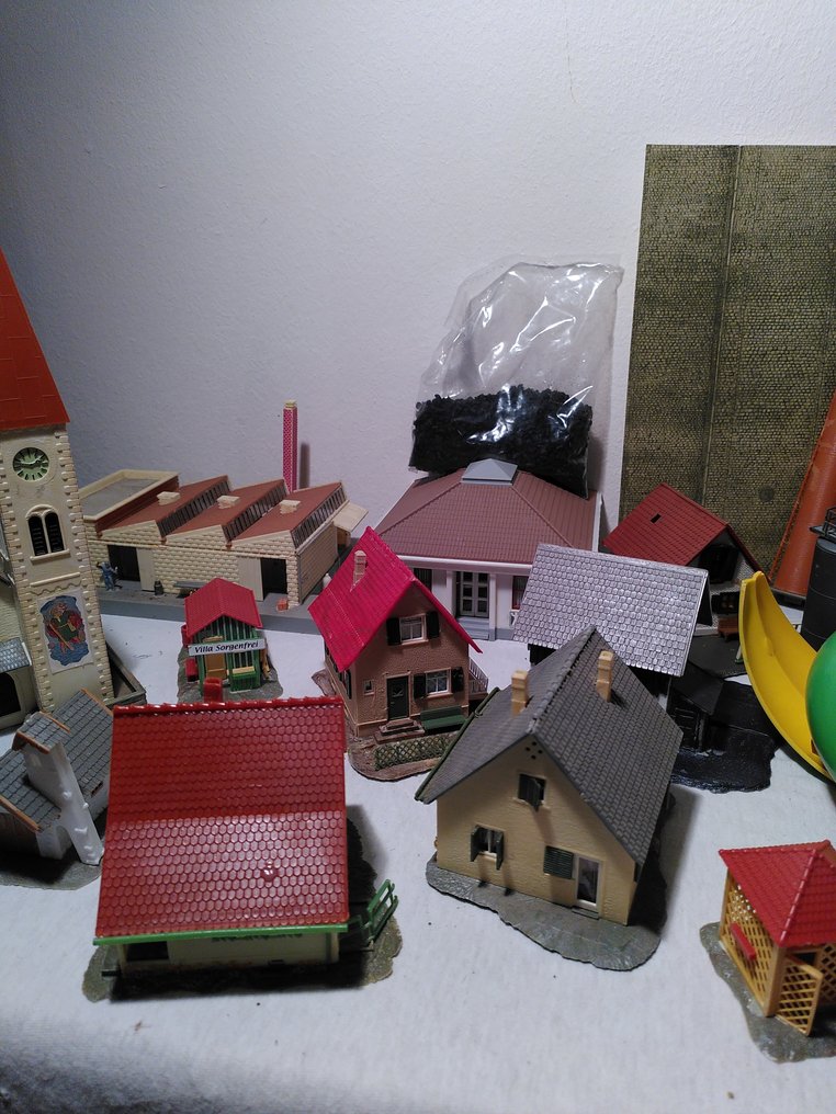 Jouef, Vollmer, Faller, Heljan H0 - 5774, 1736 - Kit di costruzioni di modellini di treni (25) - diversi edifici: stazione, mongolfiera, chiesa, capanno di legno e altro ancora. #2.1