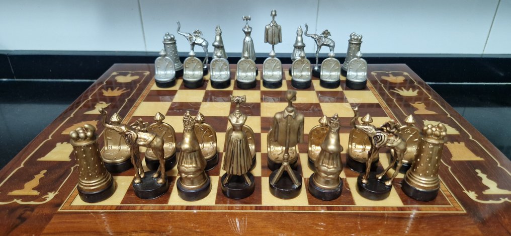 Chess set - Ajedrez de LUJO Salvador Dalí - High-quality walnut and maple wood and polyester resin. #4.3