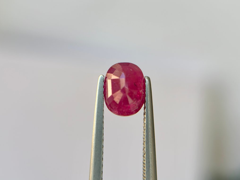 Ei pohjahintaa - 1 pcs  Punainen Rubiini  - 2.24 ct - Bellerophon Gemlab - Ei lämpöä punainen rubiini #1.0