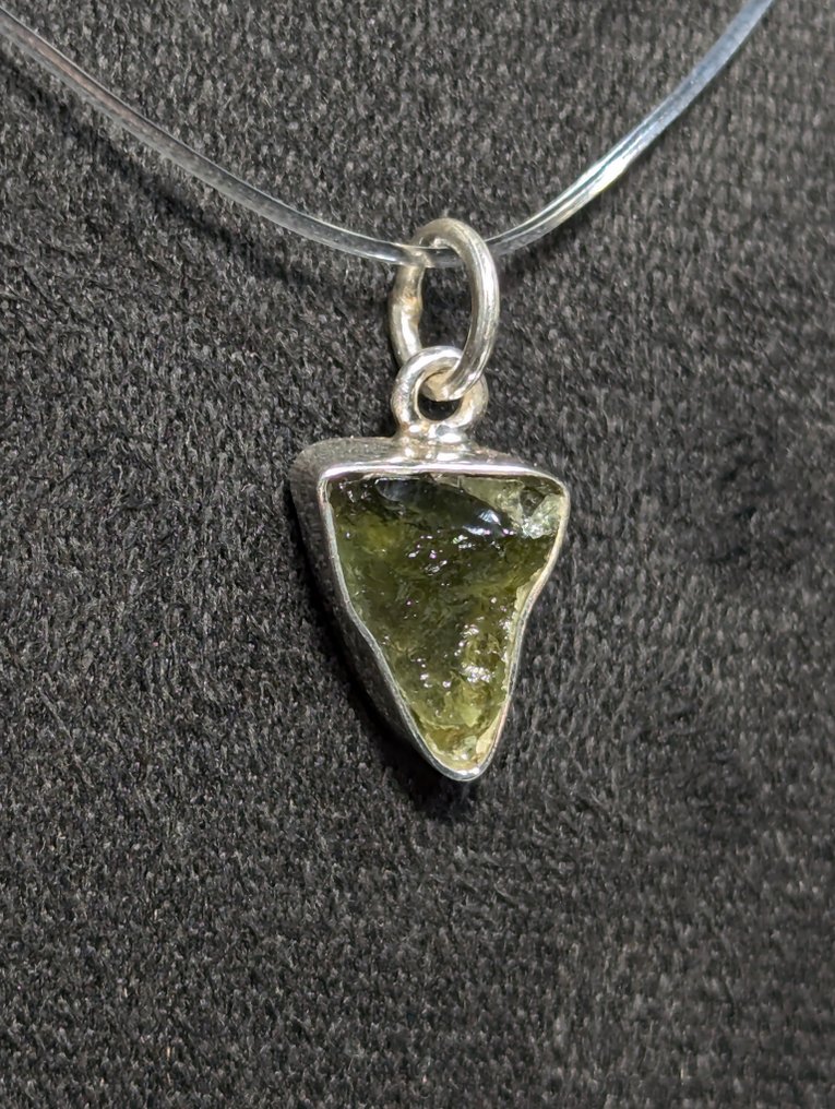 Όμορφο μενταγιόν από ασήμι 925, στολισμένο με φυσική Moldavite από την Τσεχική Δημοκρατία. - Κρεμαστό κόσμημα #2.1