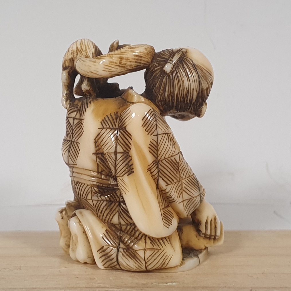 Capture mice with a weasel on your shoulders. - Ivory - Japan - Meiji period (1868-1912) #3.2