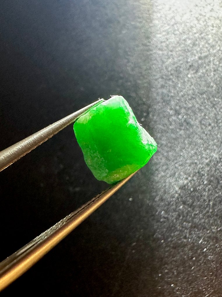 Smaragd Rå. 5,15 Ct. Topp grønn stor smaragdkrystall. 100 % spesialstykke! - Høyde: 8 mm - Bredde: 8 mm- 1.03 g #2.1