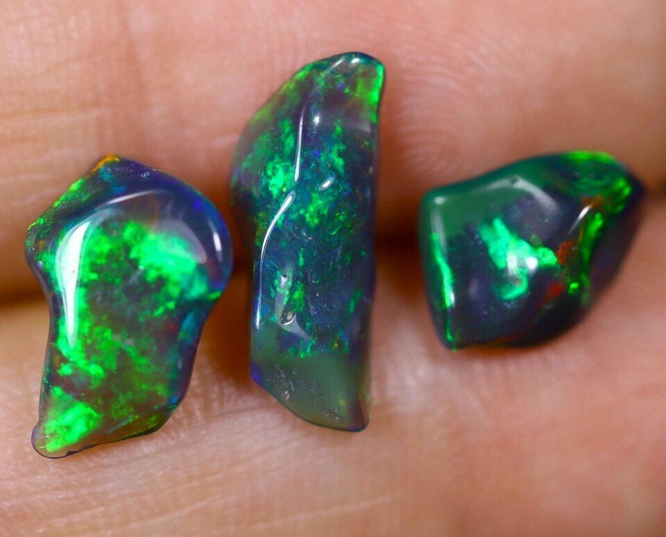 4.09 cts - 3 Natural Black Opal Vapaamuotoinen- 0.82 g #4.3