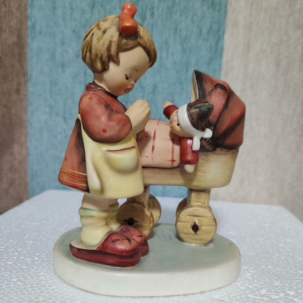 Hummel Goebel - Statue, Doll Mother - 11.5 cm - Porcelain #1.0