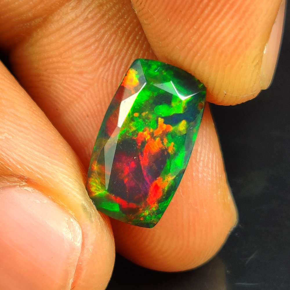 *No Reserve* 3.59 Ct Natural Black Fire Opal - Top Play Of Color Cut - Height: 14 mm - Width: 8.2 mm- 0.71 g - (1) #1.0