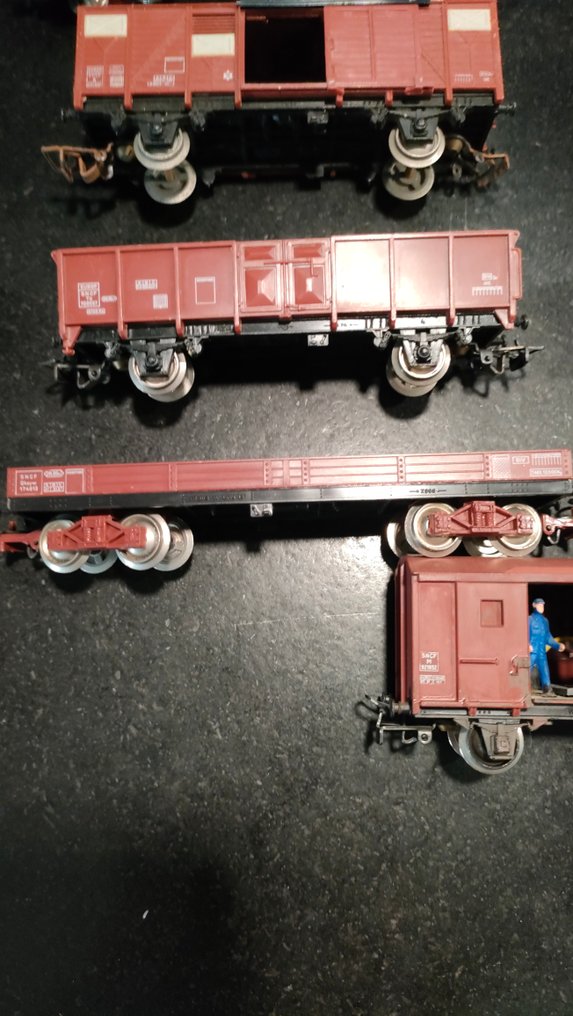 Jouef H0 - Modeltogvogn (9) - I sin nuværende tilstand, forskellige bogies og vogne, Jouef-mærkede, blå figur i en vogn. - SNCF #2.1