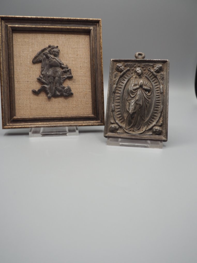 Ανάγλυφο, Set of Two 17th-Century pewter Plaques — St. Michael Psychostasis & The Madonna - 11 cm - Κασσίτερος #1.0