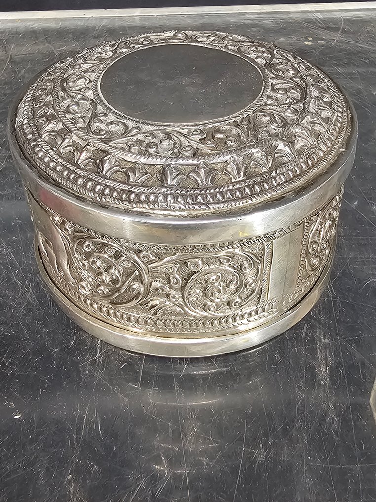 Questa è una scatola in argento massiccio, che pesa 117 grammi. - Argento - India - Inizio XX secolo #3.2