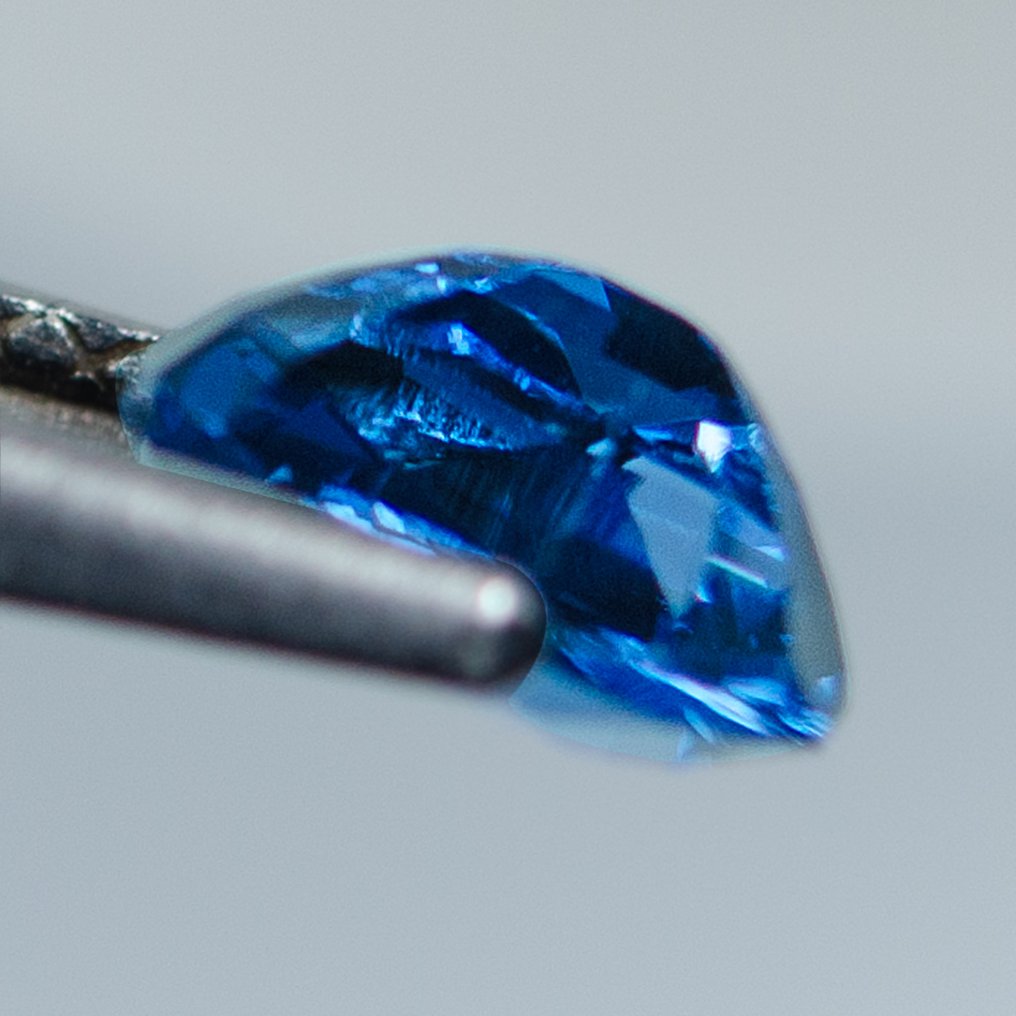 蓝色 尖晶石  - 1.57 ct - 莲花宝石实验室 - 去热钴 #4.3