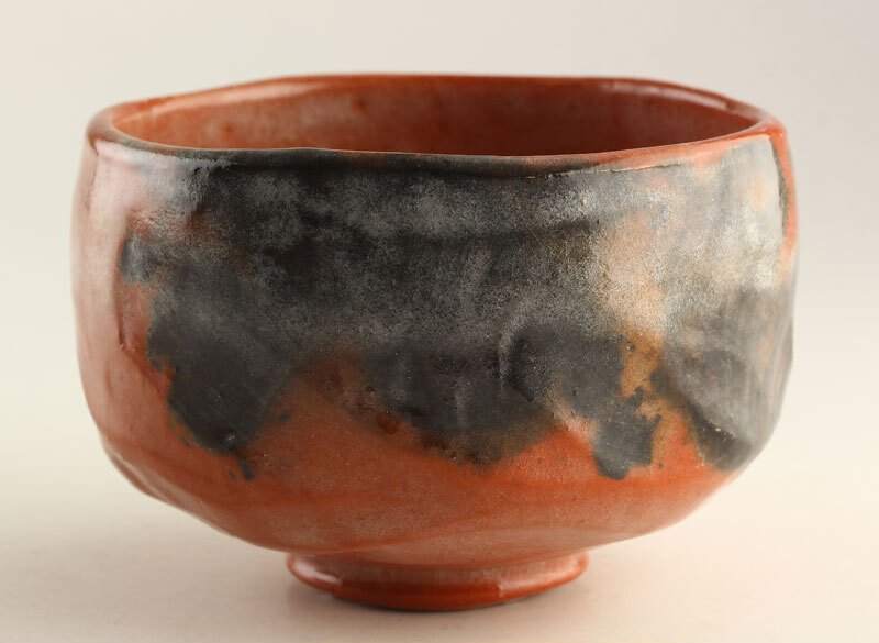 Aka-Raku theekom met houtskoolmarkeringen – Raku keramiek – Sasaki Shōraku - Keramiek - Sasaki Shōraku / 佐々木松楽 - Japan - Shōwa periode (1926-1989) #1.0