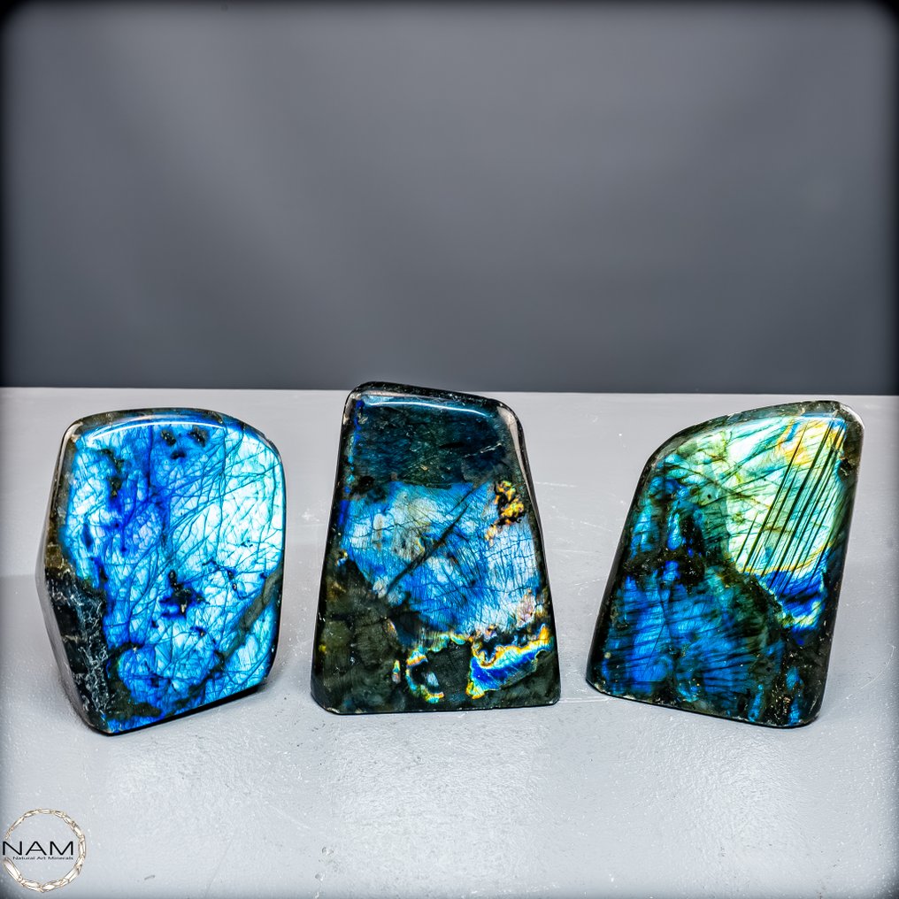 拉布拉多石——光彩照人的自由形态套装,具有浓郁的蓝色、绿色和金色光泽。 自然的拉布拉多石- 2050.16 g - (3) #1.0