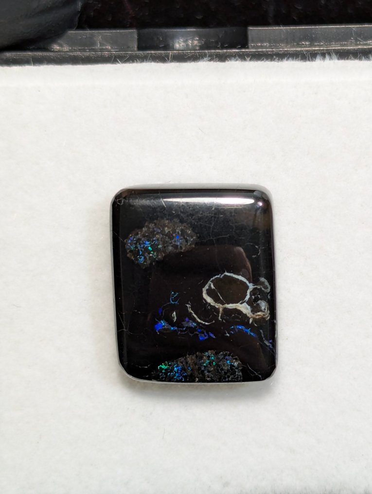 10,55 ct - Természetes Boulder Opál Queenslandből, színjátékkal. Csiszolt - Magasság: 15 mm - Szélesség: 12 mm- 2.11 g - (1) #3.2