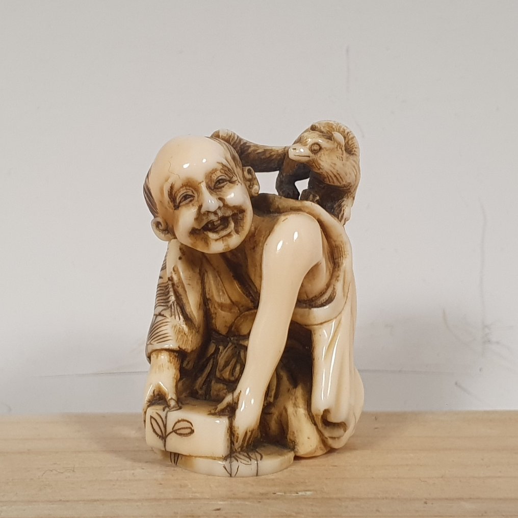 Capture mice with a weasel on your shoulders. - Ivory - Japan - Meiji period (1868-1912) #1.0