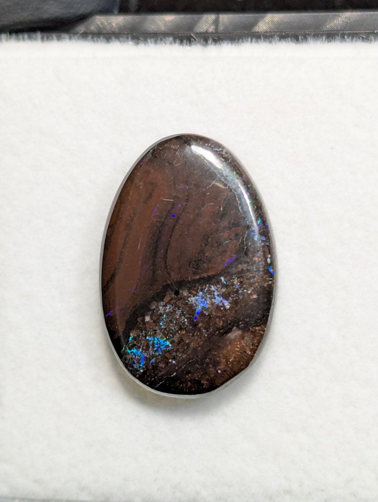 9,35 καρατίων - Φυσικός Boulder Opal από το Κουίνσλαντ, με παιχνίδι χρωμάτων. Στιλβωμένος - Ύψος: 19 mm - Πλάτος: 13 mm- 1.87 g - (1) #3.2