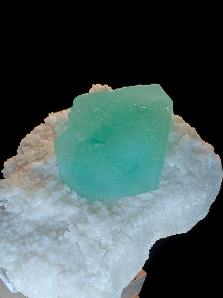 Πράσινη φθορίτη πάνω σε χαλαζία. - Ύψος: 5 cm - Πλάτος: 5 cm- 70 g #1.0