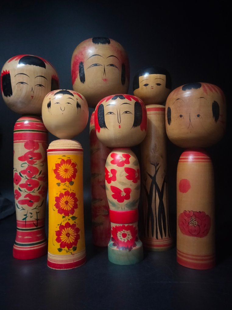 Figurine (6) - Six traditional kokeshi dolls of different sizes (36 cm - 24 cm). #1.0