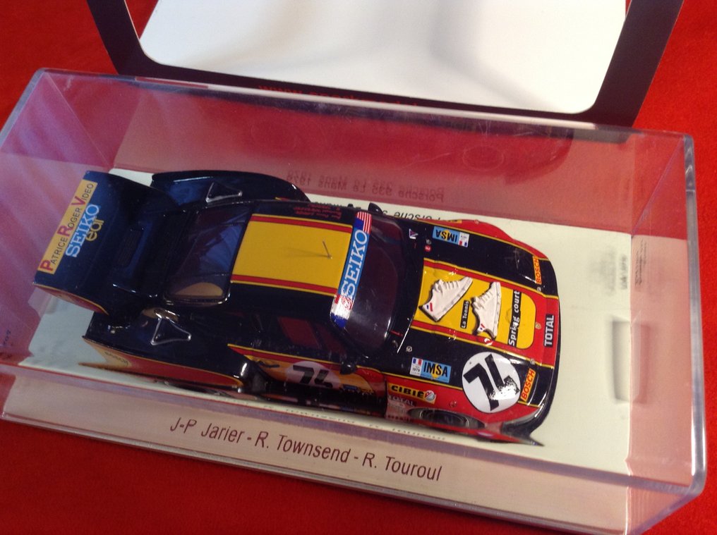 Spark 1:43 - Miniatura de carro de corrida - ref. #S5093 Porsche 935 IMSA "Tennis Spring Court" Team Jarier Le Mans 1979 #74 - Qualidade excelente - edição limitada - difícil de encontrar hoje - com tênis de tênis em relevo. #4.3