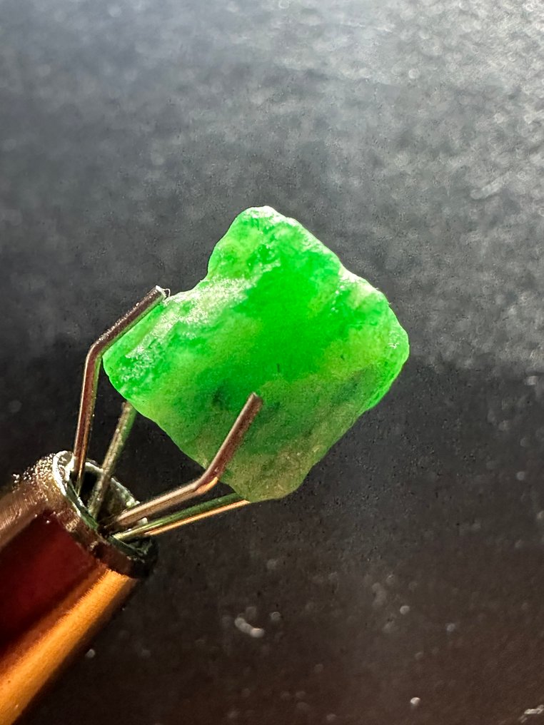 Σμαράγδι Ακατέργαστο. 4,65 Ct. Μεγάλο σμαραγδί πράσινο κρύσταλλο. %100 Ειδικό κομμάτι! - Ύψος: 8 mm - Πλάτος: 8 mm- 0.93 g #4.3