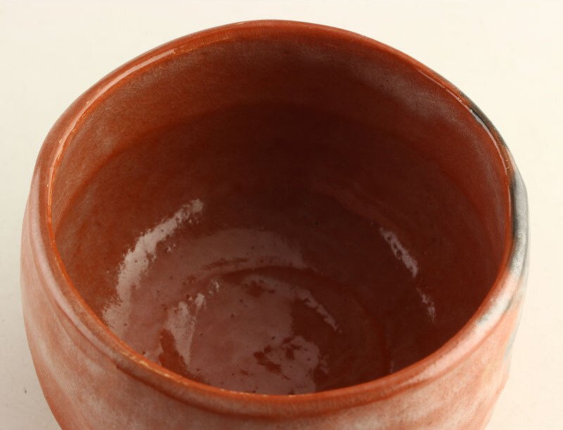 Aka-Raku theekom met houtskoolmarkeringen – Raku keramiek – Sasaki Shōraku - Keramiek - Sasaki Shōraku / 佐々木松楽 - Japan - Shōwa periode (1926-1989) #4.3