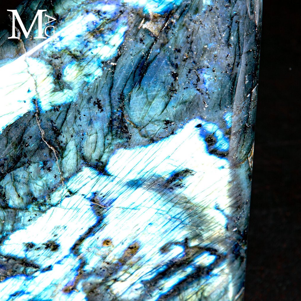 Labradorite de máxima calidad, forma libre - luz dorada/azul. - Altura: 231 mm - Ancho: 128 mm- 3062 g #3.2