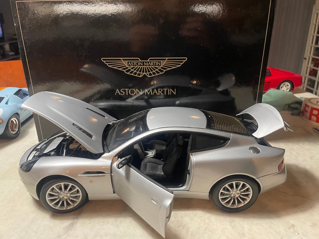 Kyosho 1:12 - Model car - Aston Martin V12 Vanquish #1.0