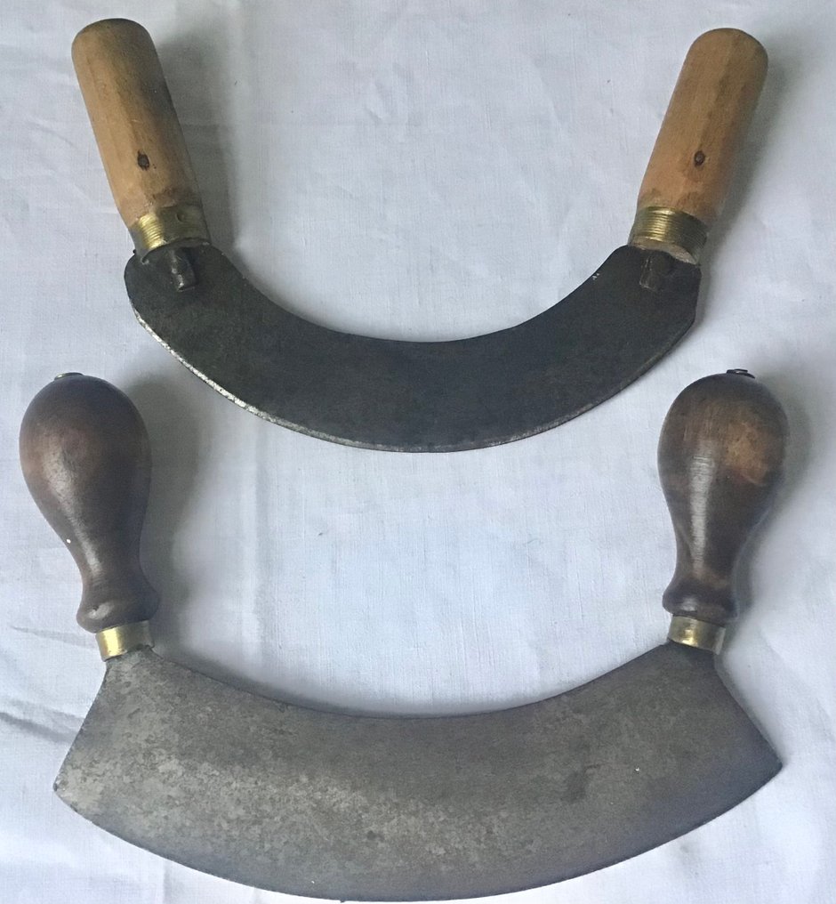 Μαχαίρι κουζίνας - 2 mezzaluna από kruidenmessen σε ατσάλι με ξύλινα χερούλια και αντίστοιχο ξύλινο δίσκο κοπής. - Γαλλία #1.0